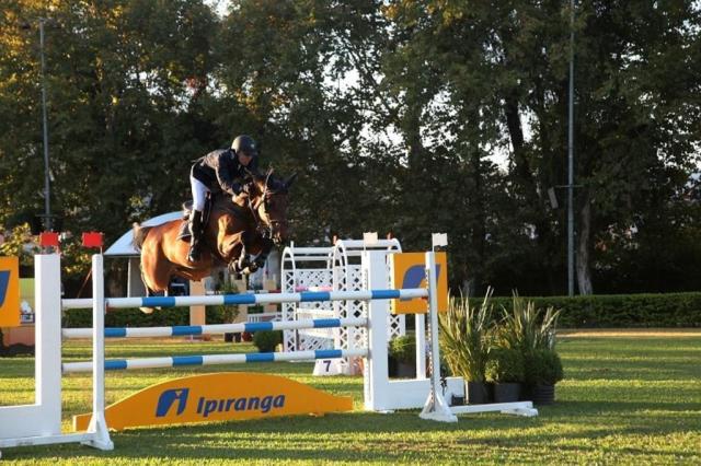 Lee más sobre el artículo Equitación: Marcelo Chirico ganó en concurso internacional de salto ecuestre